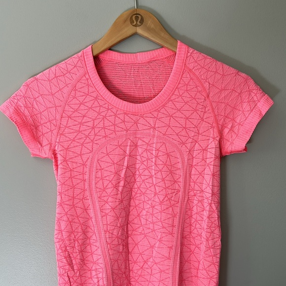 Lululemon Swiftly Tech Short Sleeve Sz 4 - Picture 2 of 10